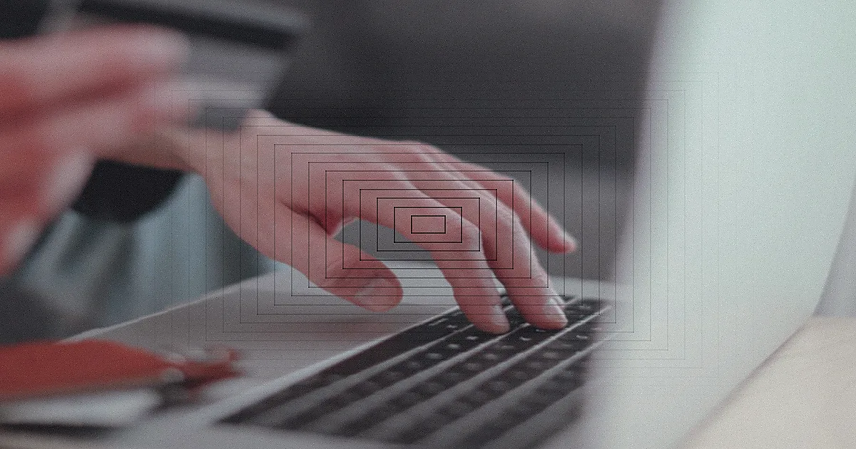 Woman multitasking by using a phone and checking an online purchase package at home. — Foto: saravut vanset / Pexels