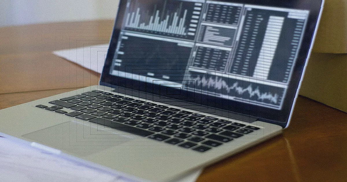 photorealistic, professional photography, 8K, cinematic lighting, sharp focus, depth of field, shot on a high-end DSLR. A meticulously organized desk with a laptop displaying a complex dashboard of market research data (charts, graphs, numbers), alongside physical notebooks with handwritten insights and a single, focused hand highlighting a crucial data point with a pen. The scene conveys deep analysis and synthesis of information leading to a clear decision. Two women plan sales growth with graphs and technology in an office setting. — Foto: Arina Krasnikova / Pexels