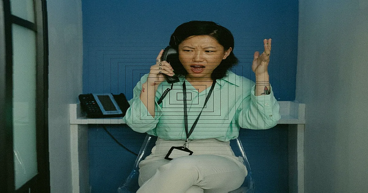 A highly focused sales professional intently researching on a large monitor, surrounded by open notebooks and data visualizations, with a determined expression. The screen displays company financials, news articles, and LinkedIn profiles, all in a modern, well-lit office. Photorealistic, professional photography, 8K, cinematic lighting, sharp focus, depth of field, shot on a high-end DSLR. A focused team of customer service representatives working on computers and answering calls in an office — Foto: Pavel Danilyuk / Pexels