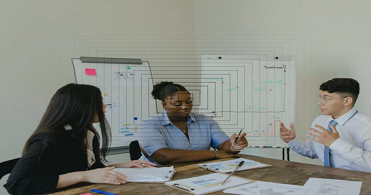 A photorealistic, professional photography of a balanced scale with 'Risk' weighing heavily on one side and 'Reward' on the other, representing the investor's perspective. 8K, cinematic lighting, sharp focus, depth of field, shot on a high-end DSLR. Creative startup concept handwritten on a whiteboard, symbolizing innovation in business. — Foto: RDNE Stock project / Pexels