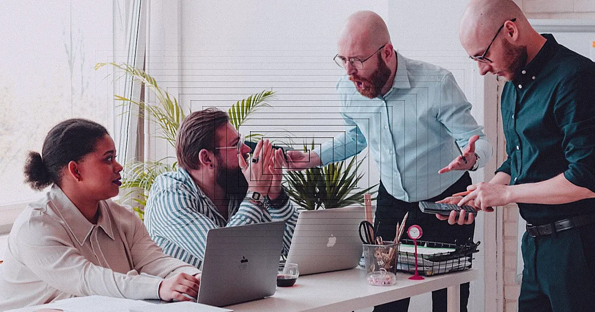 A focused examination of sales volume data using a magnifying glass and calculator. — Foto: RDNE Stock project / Pexels