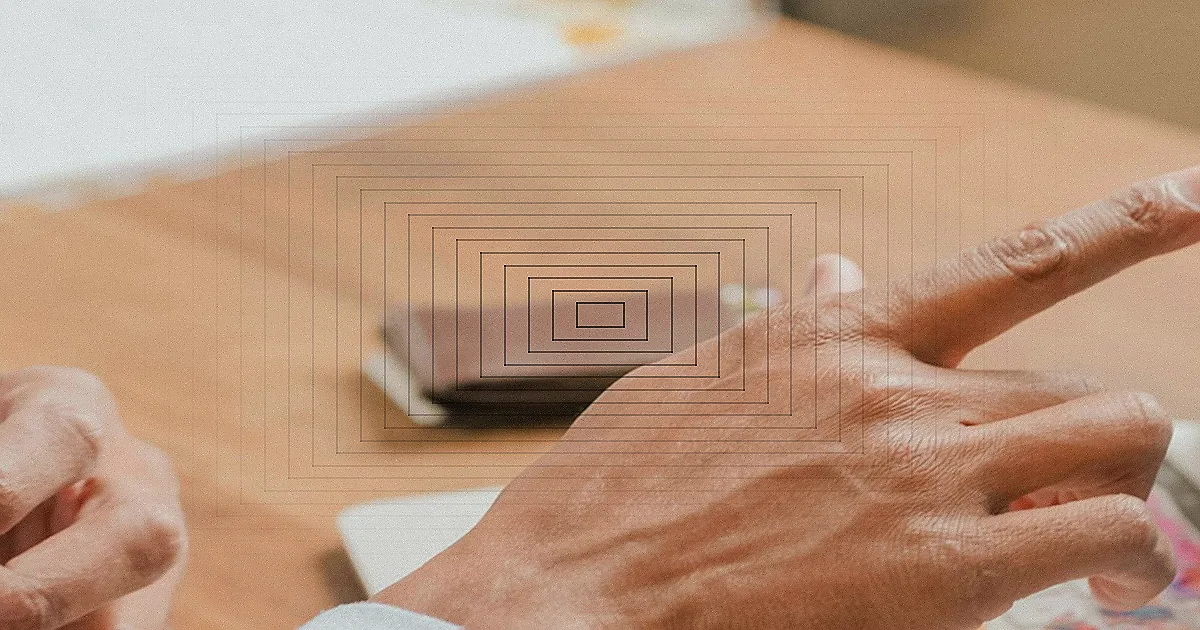 A photorealistic, professional photography, 8K, cinematic lighting, sharp focus, depth of field, shot on a high-end DSLR, of a modern data analytics dashboard displaying various charts and graphs related to e-commerce returns, with a red alert icon highlighting an anomaly. The screen glows softly, reflecting on a pair of hands hovering over a keyboard, in a dimly lit, high-tech office environment. A close-up of a contactless payment made using a cellphone and a payment terminal held by a courier. — Foto: Pavel Danilyuk / Pexels