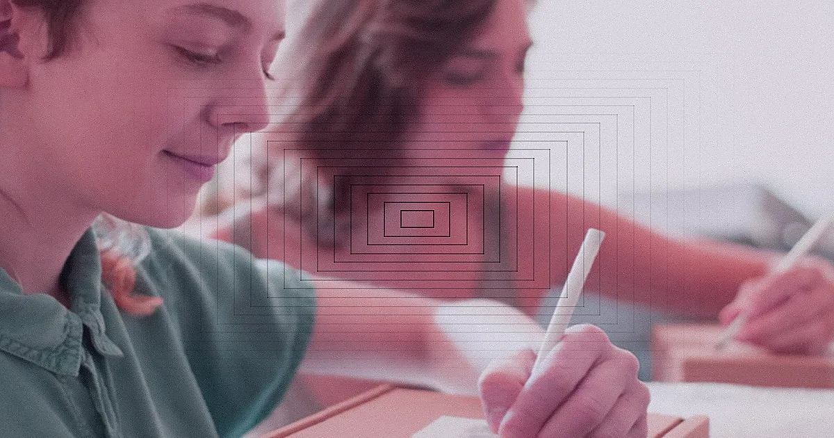 A photorealistic, professional photography, 8K, cinematic lighting, sharp focus, depth of field, shot on a high-end DSLR, of a hand holding a smartphone displaying a secure verification process, with a digital fingerprint scan or a unique QR code. In the background, a blurred but identifiable image of an e-commerce package ready for return, emphasizing secure digital processes for physical goods. Person holding a credit card while shopping online on a laptop, indicating ecommerce transactions. — Foto: Negative Space / Pexels