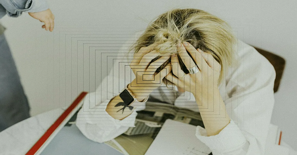 A man at a desk looks frustrated while two coworkers laugh. Office workplace conflict concept. — Foto: Yan Krukau / Pexels